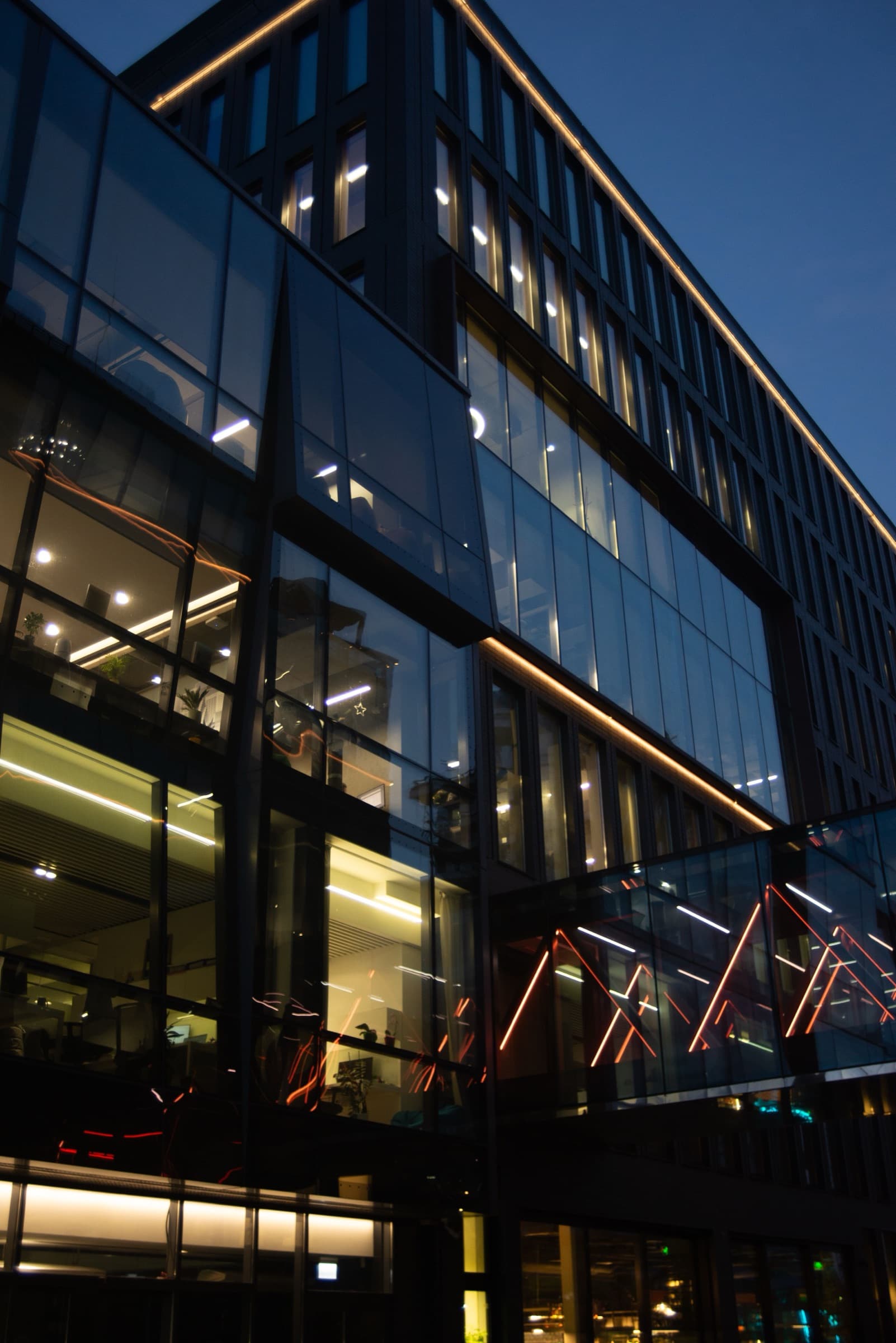 Perspectiva de un edificio de oficinas al anochecer